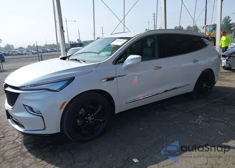 2024 Buick Enclave Essence z USA, uszkodzony, nr VIN 5GAERBKW5RJ111998